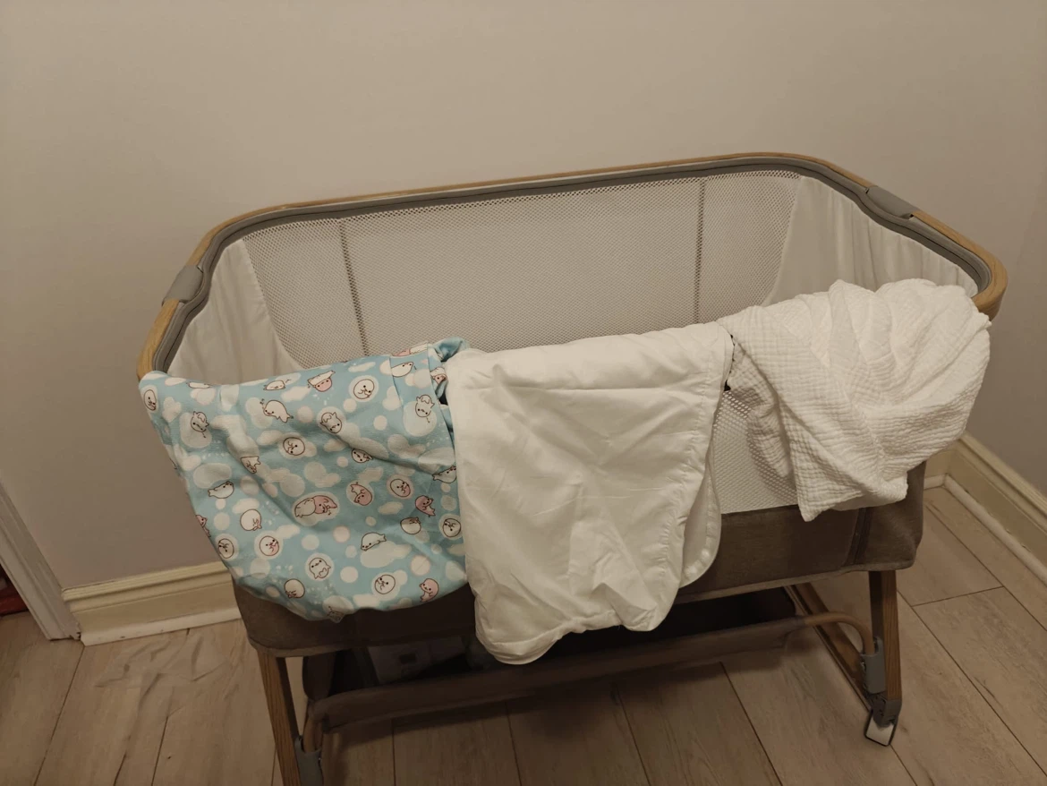 Baby bassinet with sheets and hand & feet rattle. - photo 3