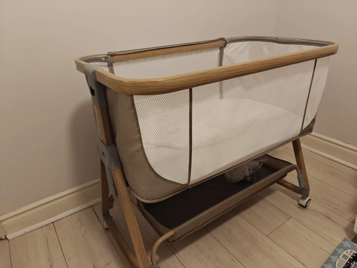 Baby bassinet with sheets and hand & feet rattle. - photo 4