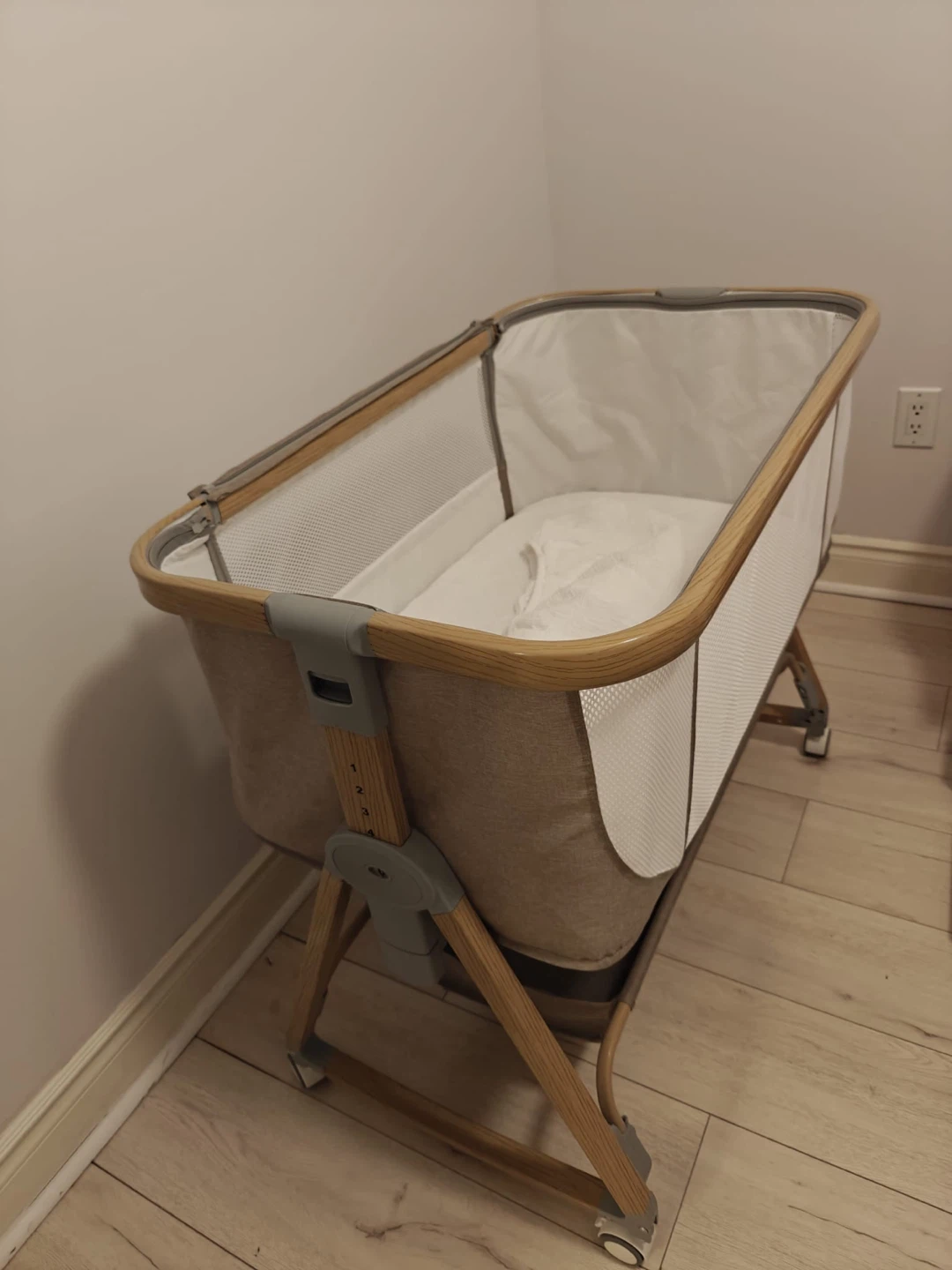 Baby bassinet with sheets and hand & feet rattle. - photo 5