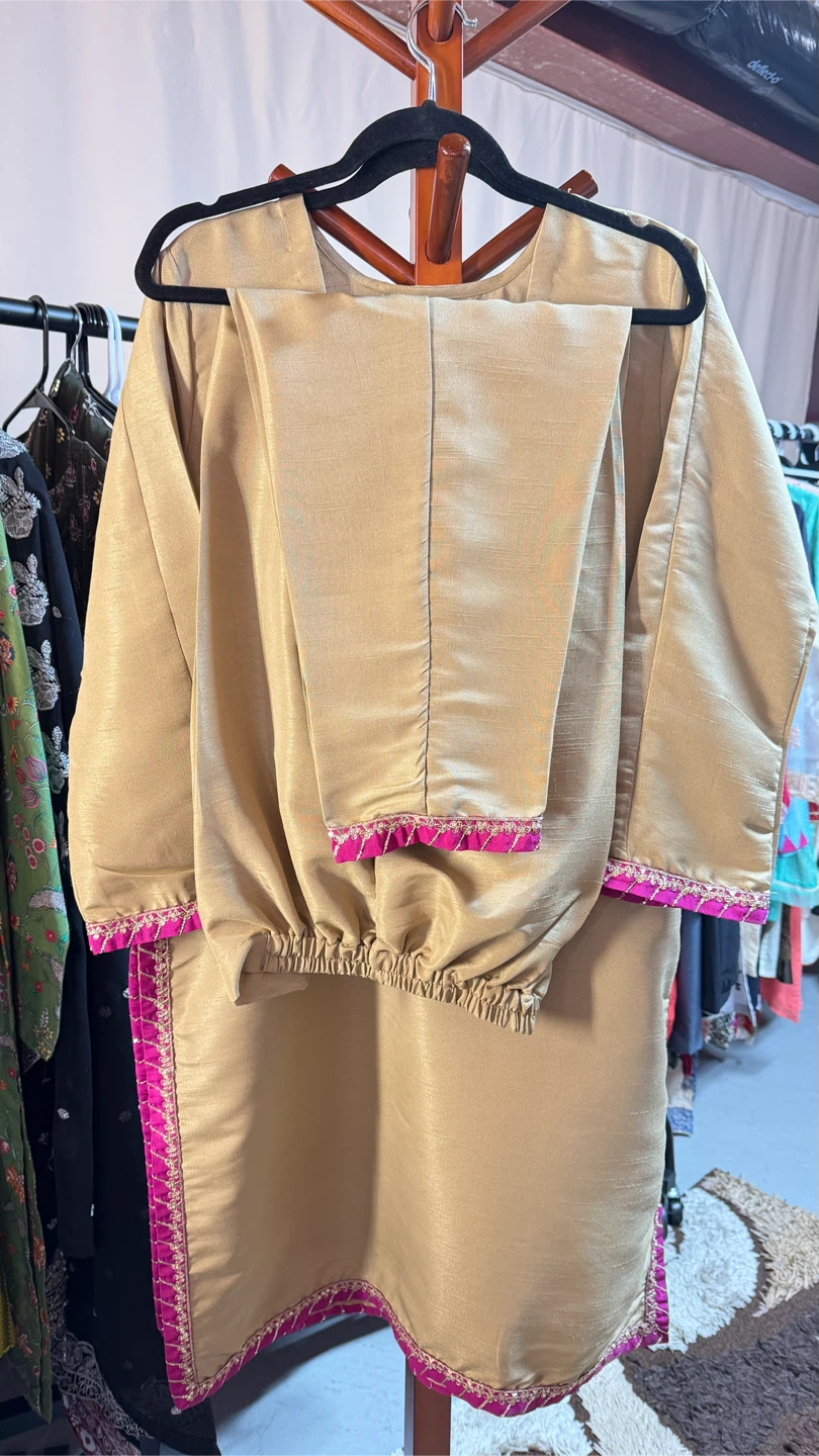 Golden silk suit with  magenta silk chunri - photo 3
