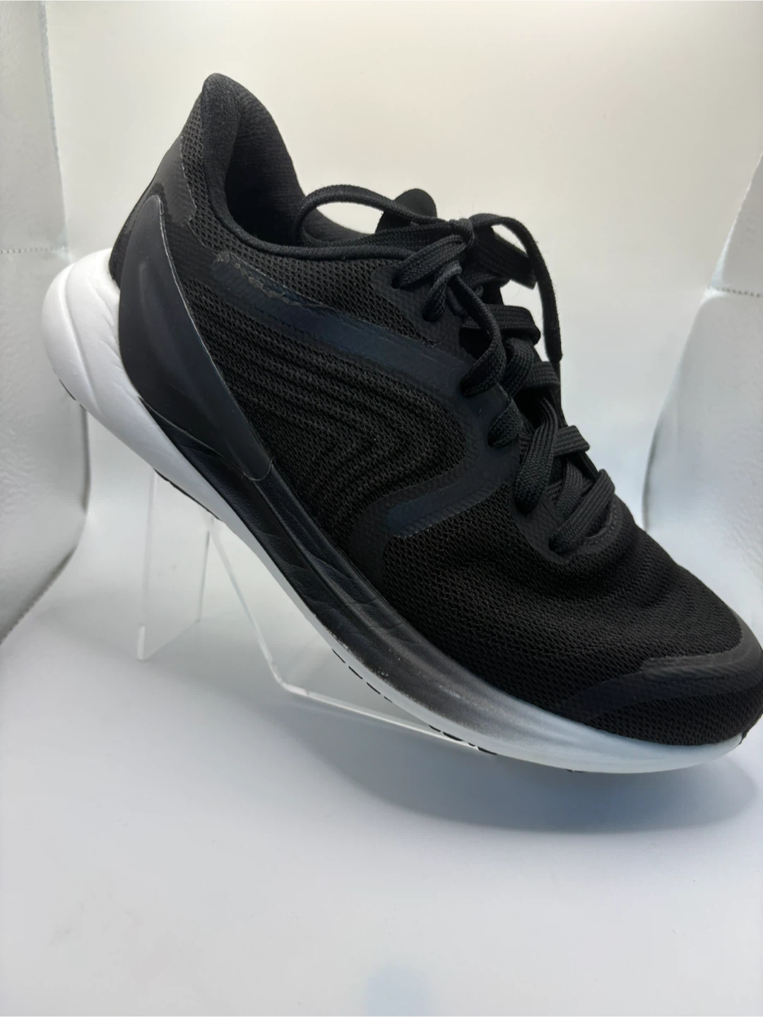 7.5 - LULULEMON Women’a sneakers (EUC)