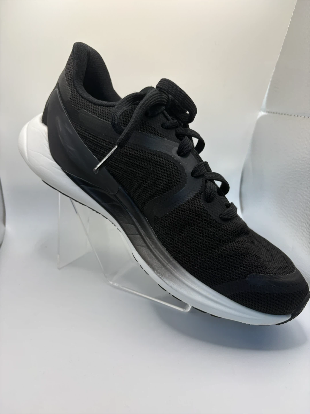 7.5 - LULULEMON Women’a sneakers (EUC) - photo 4