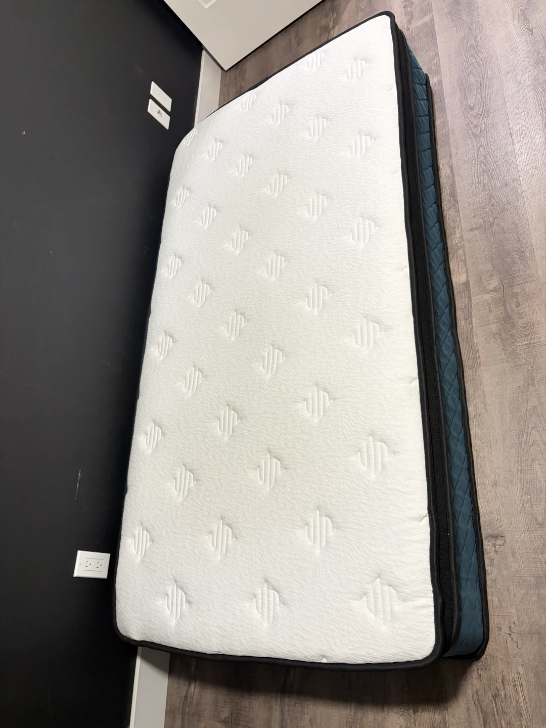 Twin mattress 11” hybrid