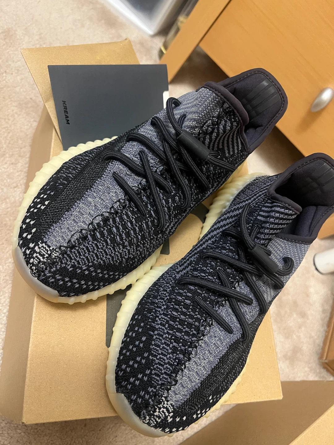 Adidas Yeezy Boost 350 V2 (Carbon) - photo 3