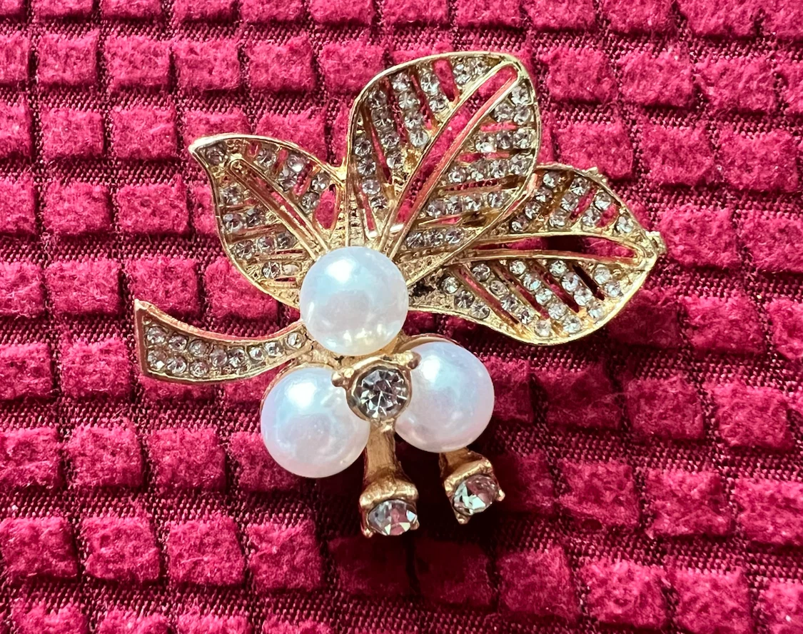 Gold tone brooch with pearls and rhinestones