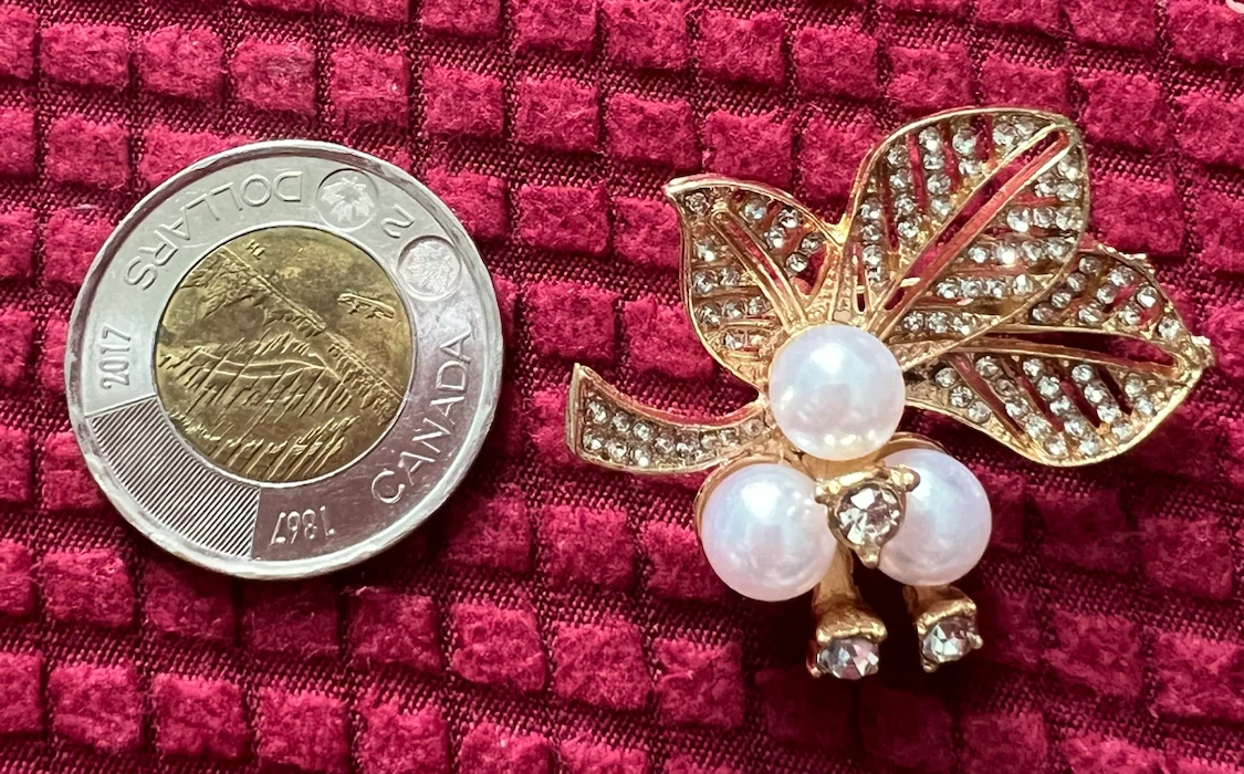 Gold tone brooch with pearls and rhinestones - photo 2