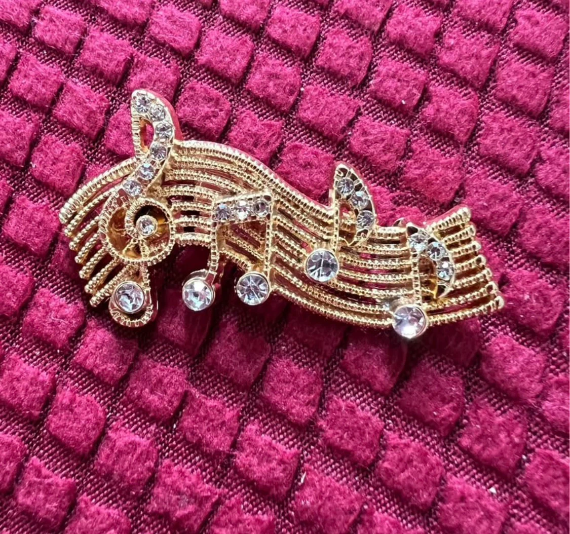 Gold music note brooch with rhinestones