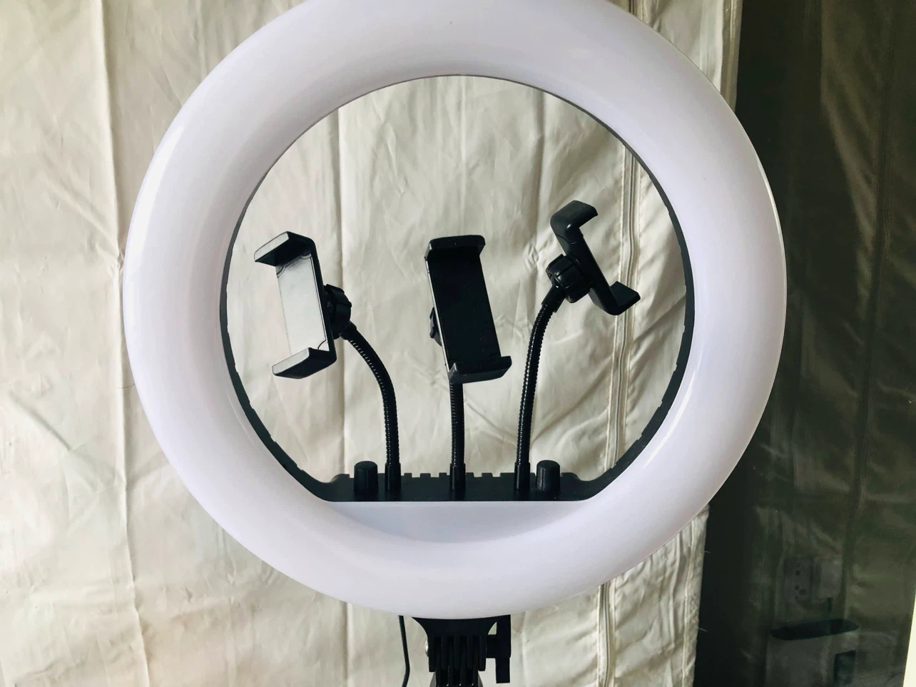 Ring Light with 3 Phone Holders + travel bag + remote - photo 3