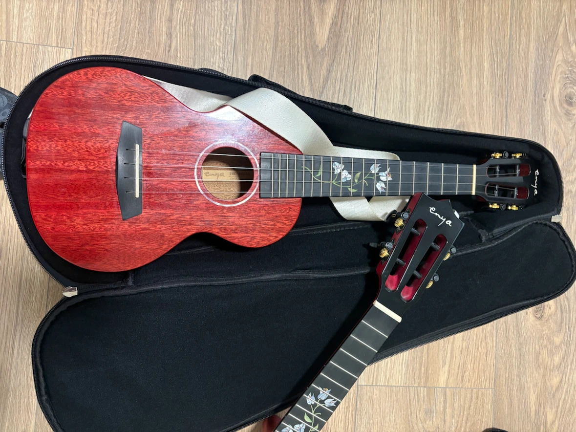 Enya Red Ukulele with Case - photo 2