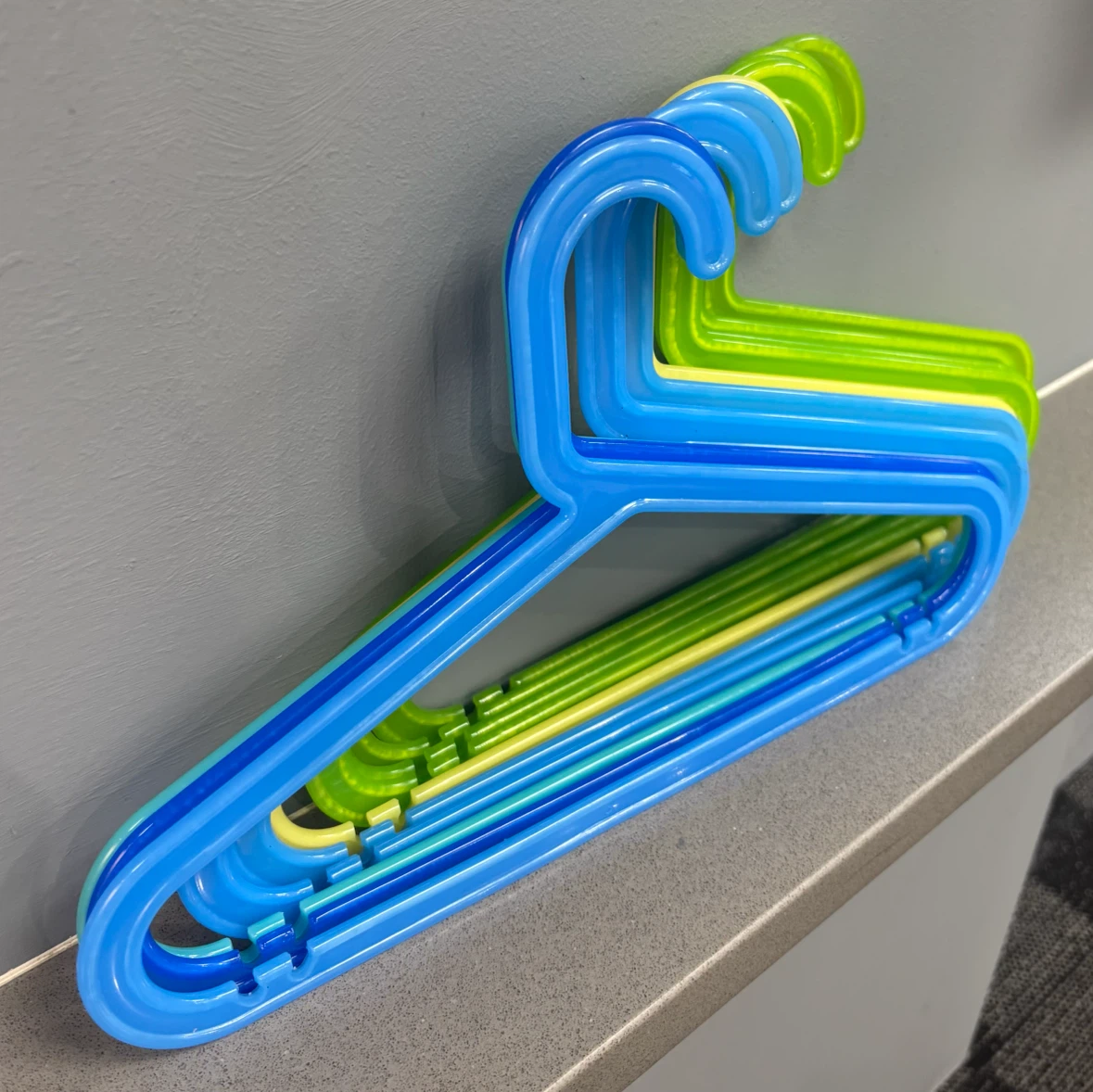 Set of 10 Kids Plastic Hangers - photo 3