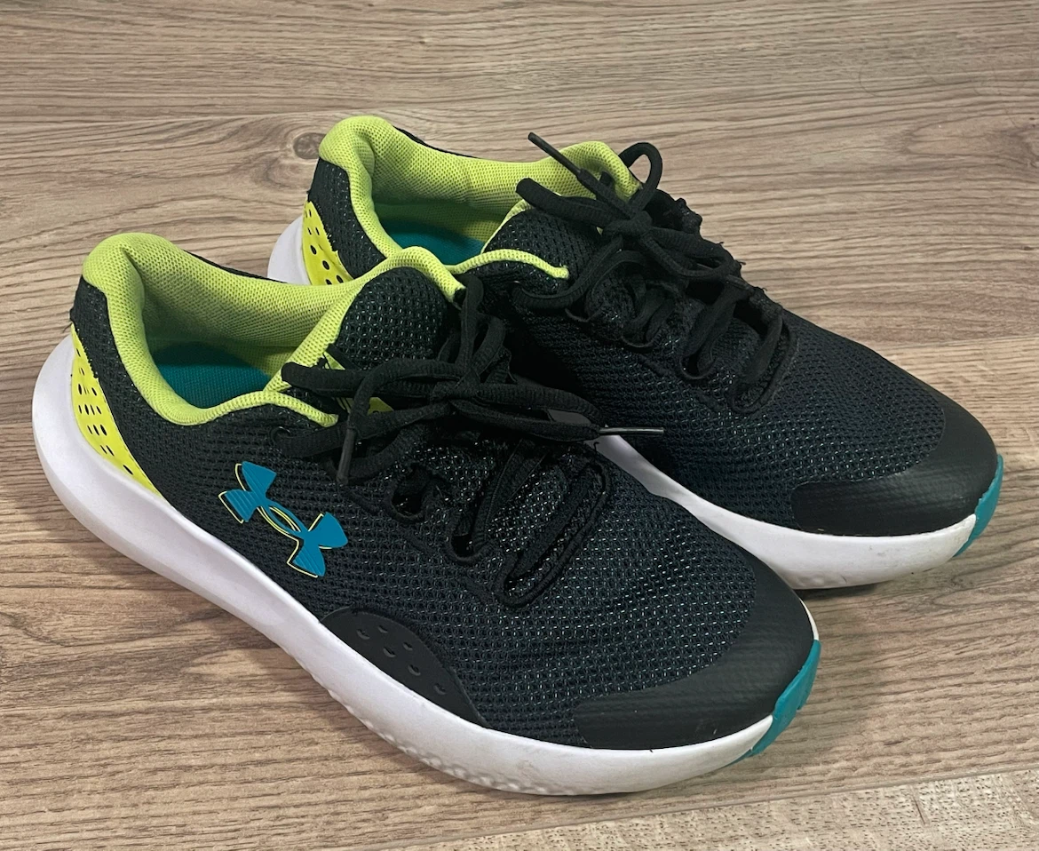 Under Armour Shoes size  6.5 Youth