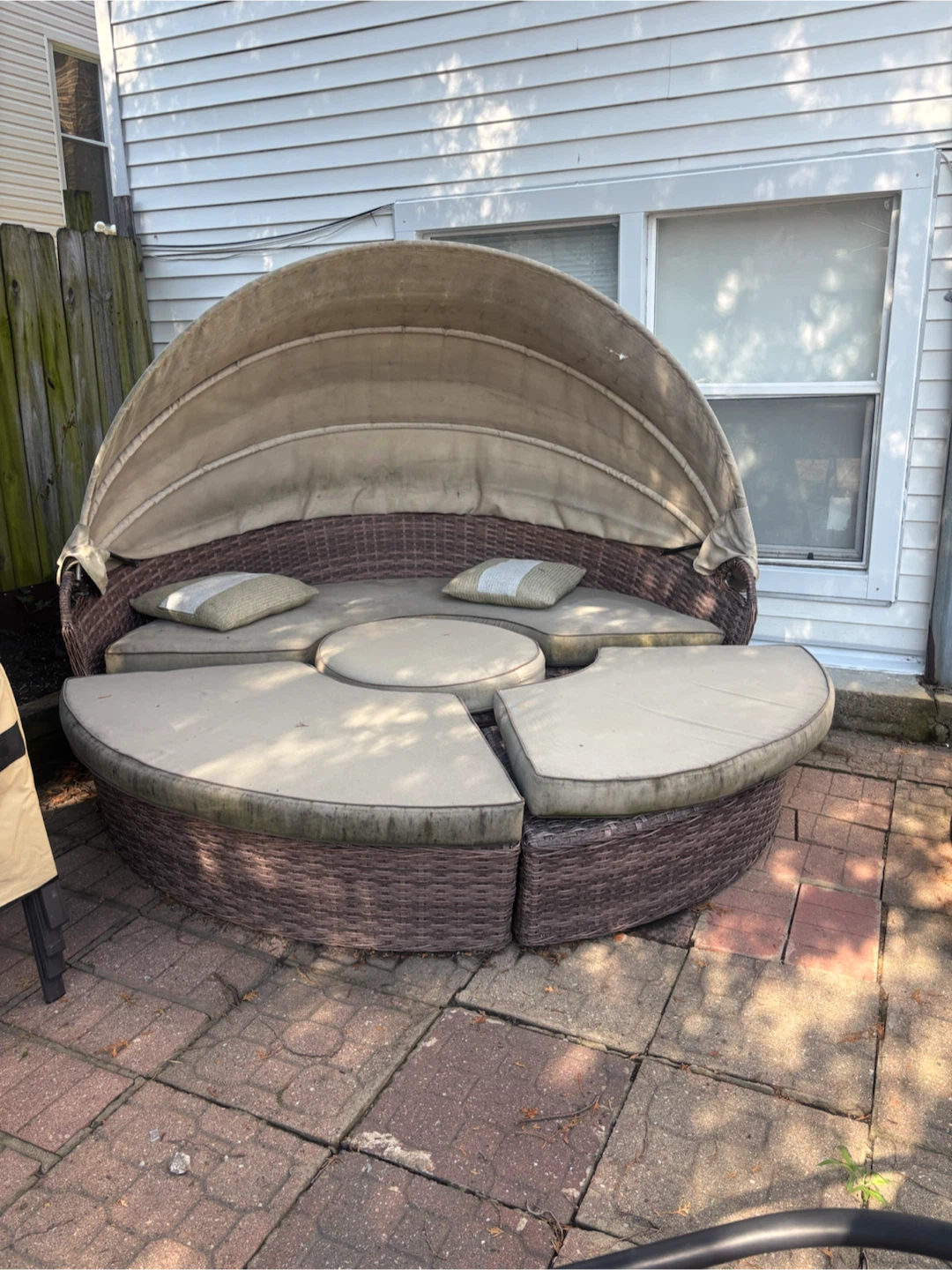 Round Wicker Daybed with Canopy and Cushions