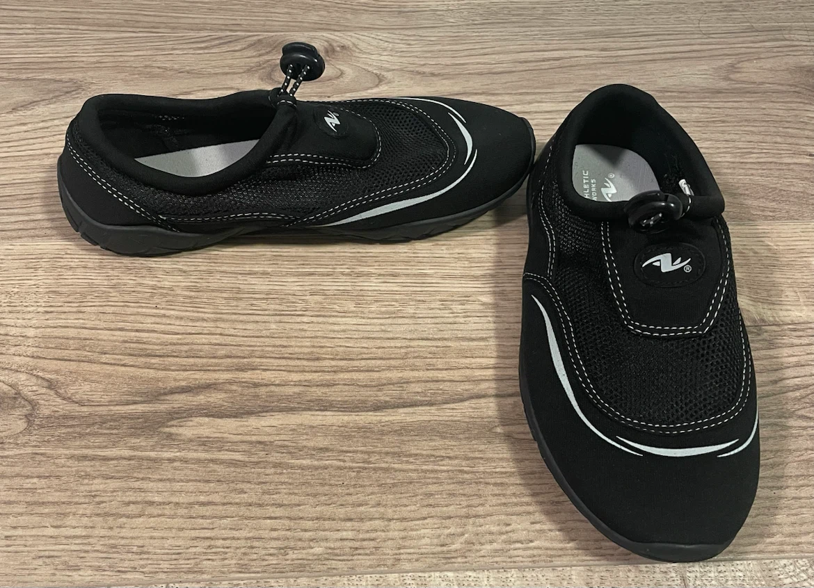 Athletic Works Black Water Shoes size 4/5 - photo 5