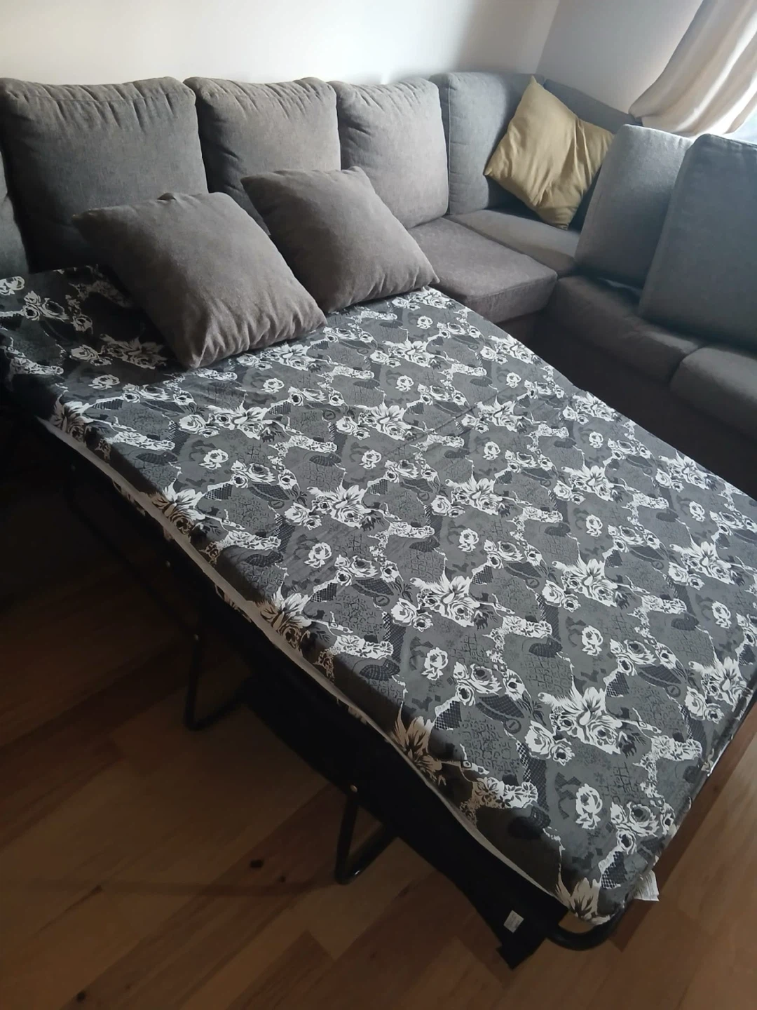 Sectionals 6 seater turns to queen bed - photo 4