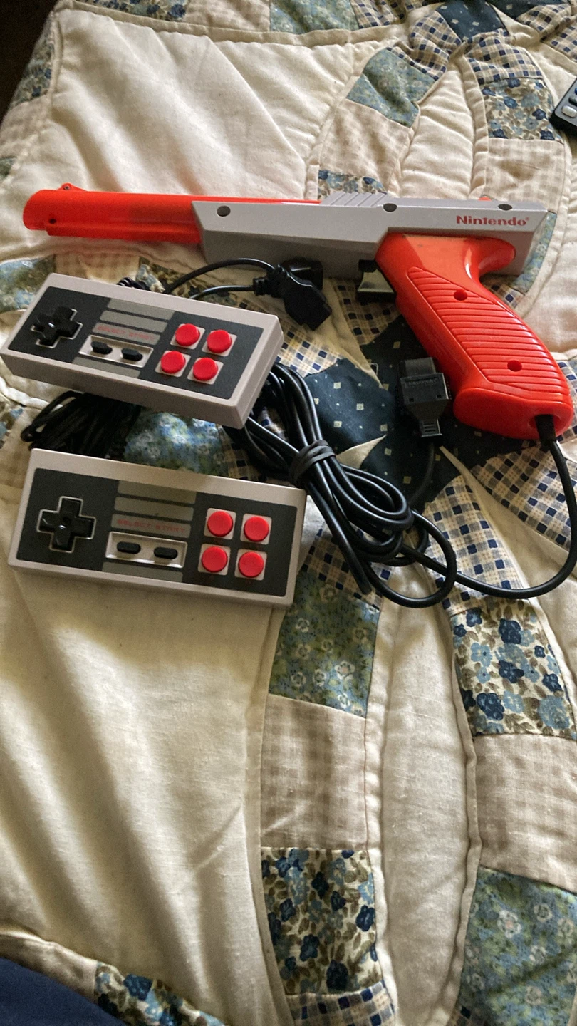 Nintendo NES Zapper Light Gun & Controllers