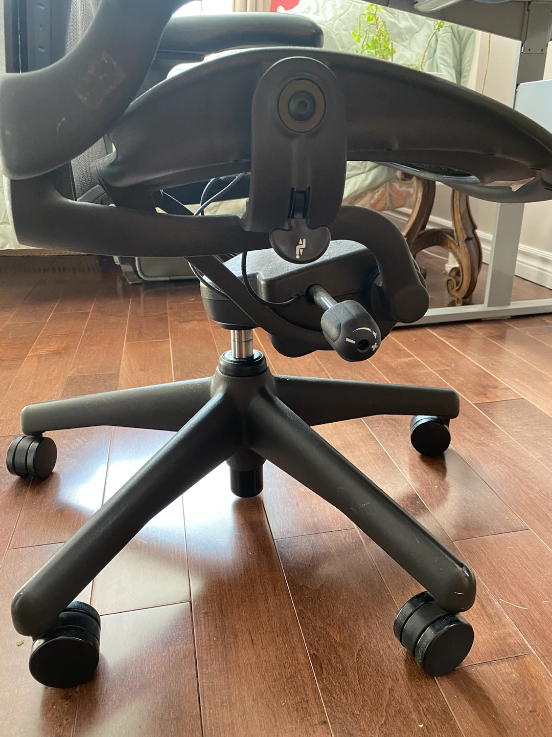 Herman Miller Aeron Chair - photo 4