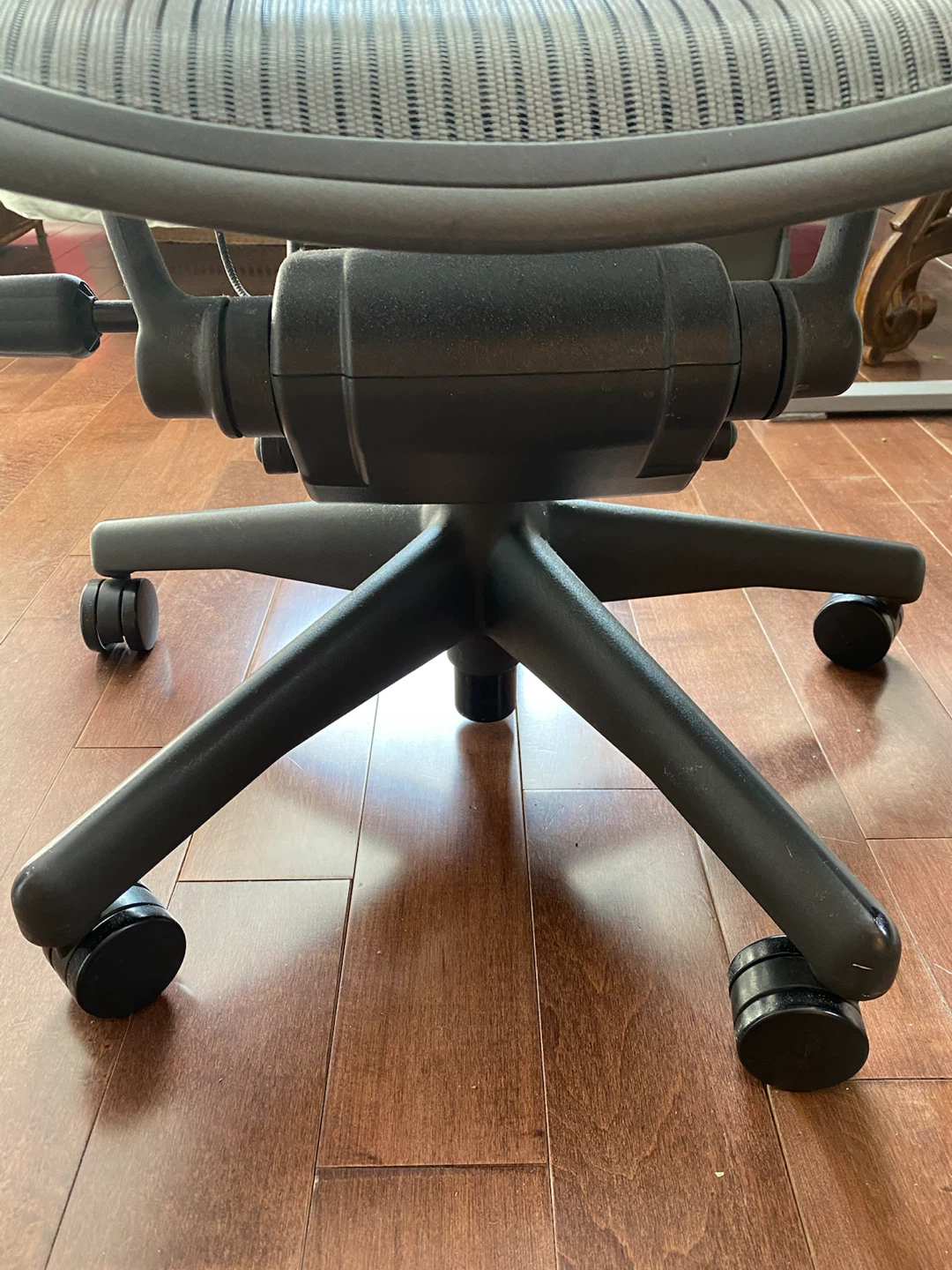 Herman Miller Aeron Chair - photo 5