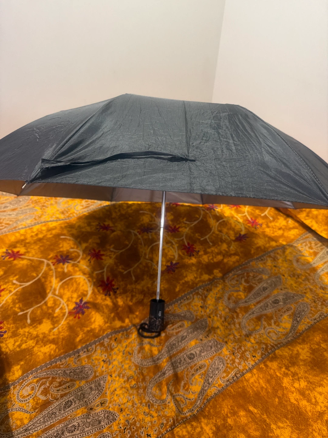 Black foldable umbrella