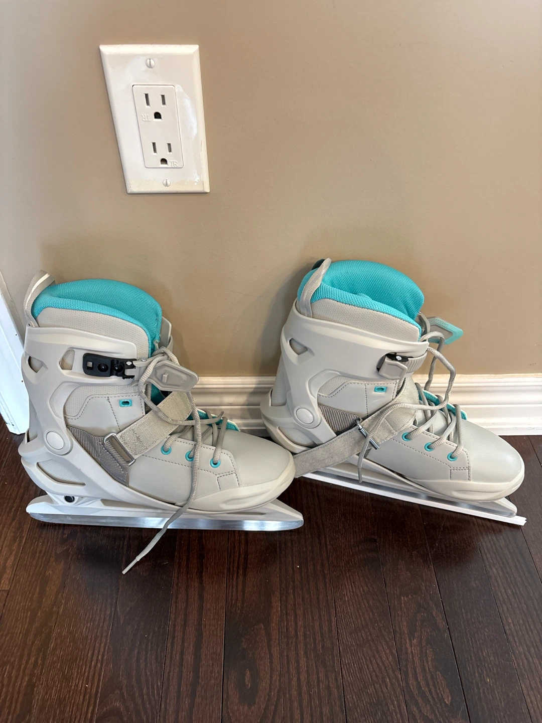 Women’s ice skates