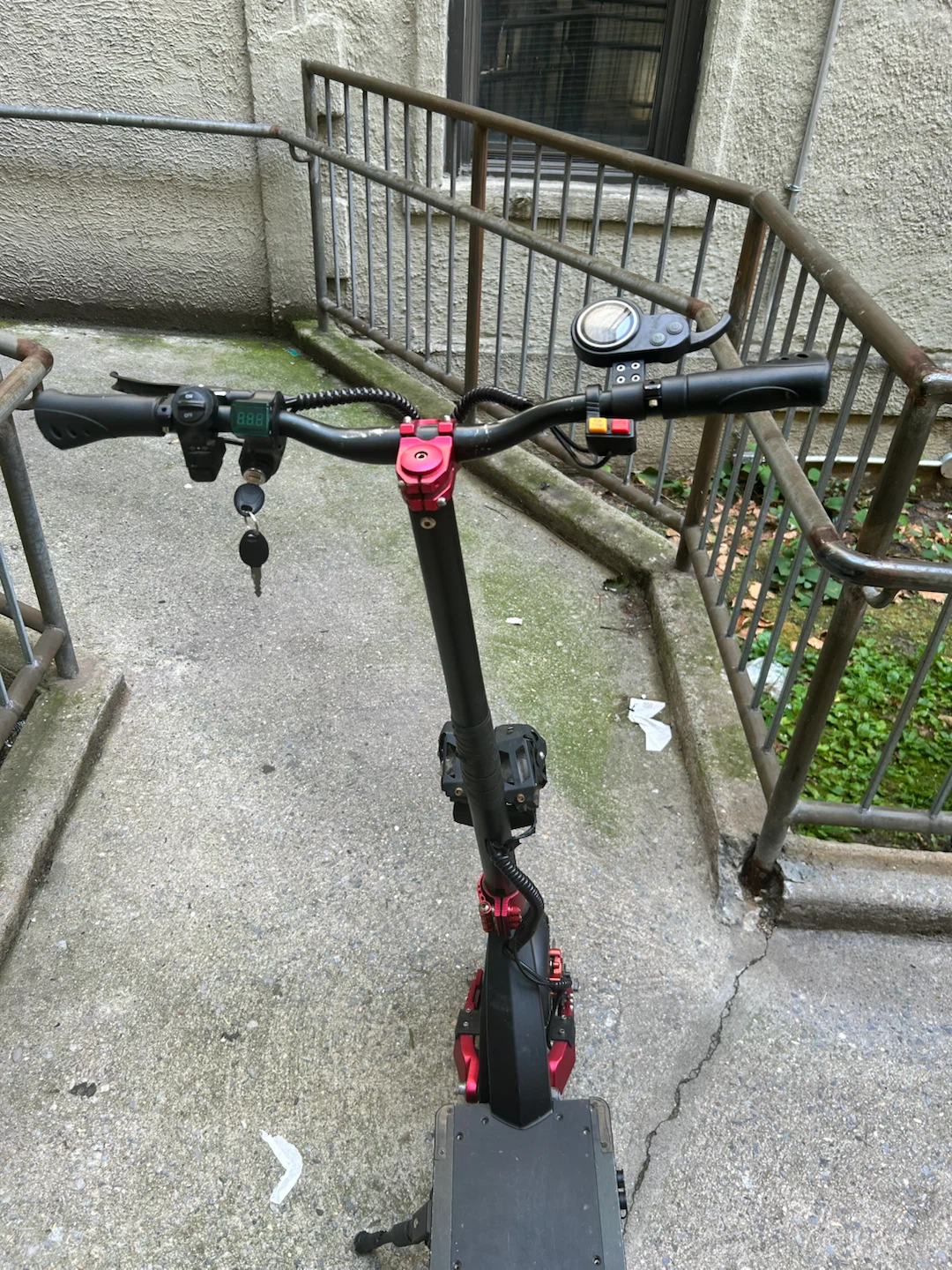 Electric Scooter. With key and charger. - photo 4