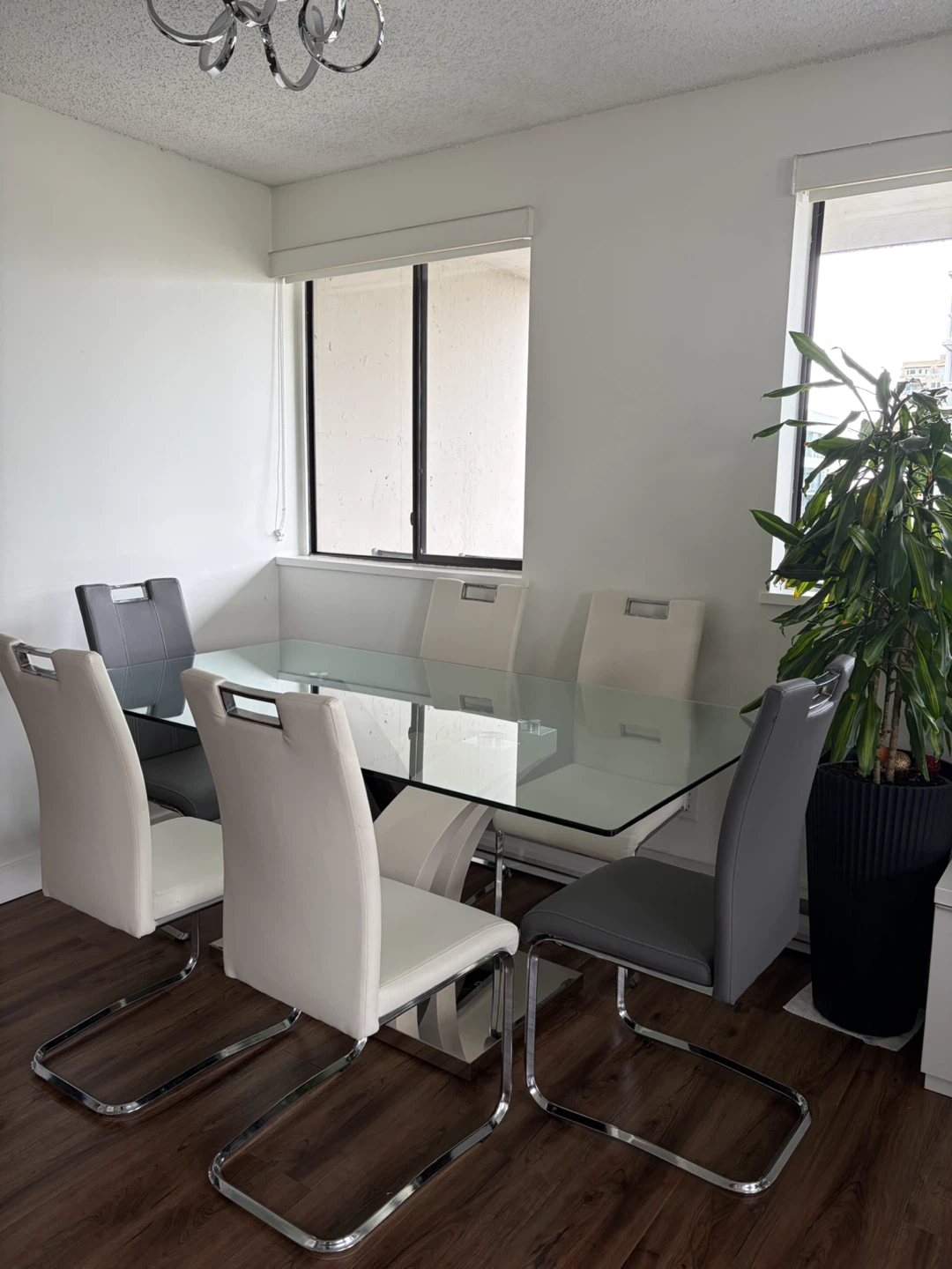 Dining table and set of 6 Dining Chairs - White and Grey Leather