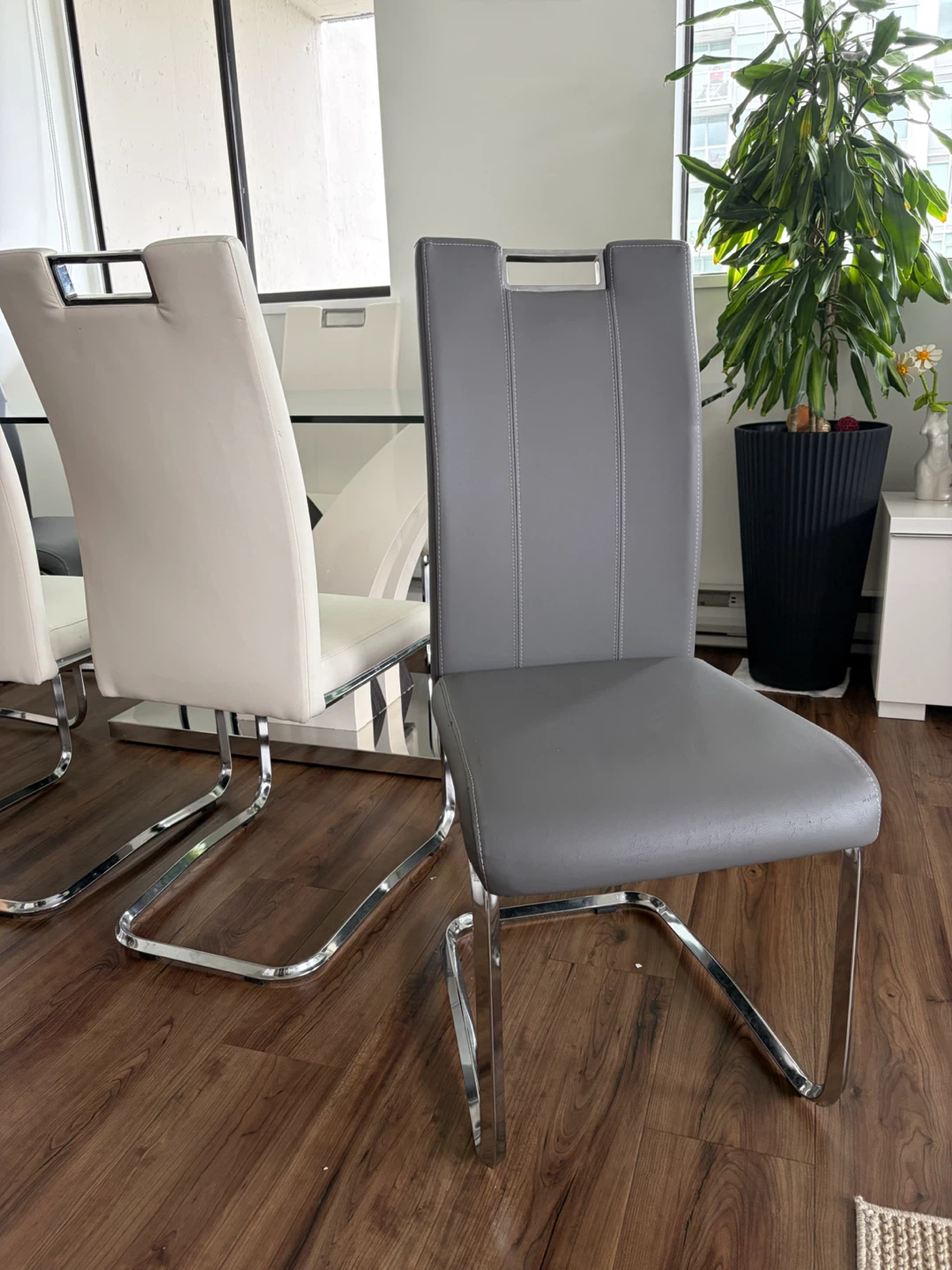 Dining table and set of 6 Dining Chairs - White and Grey Leather - photo 3