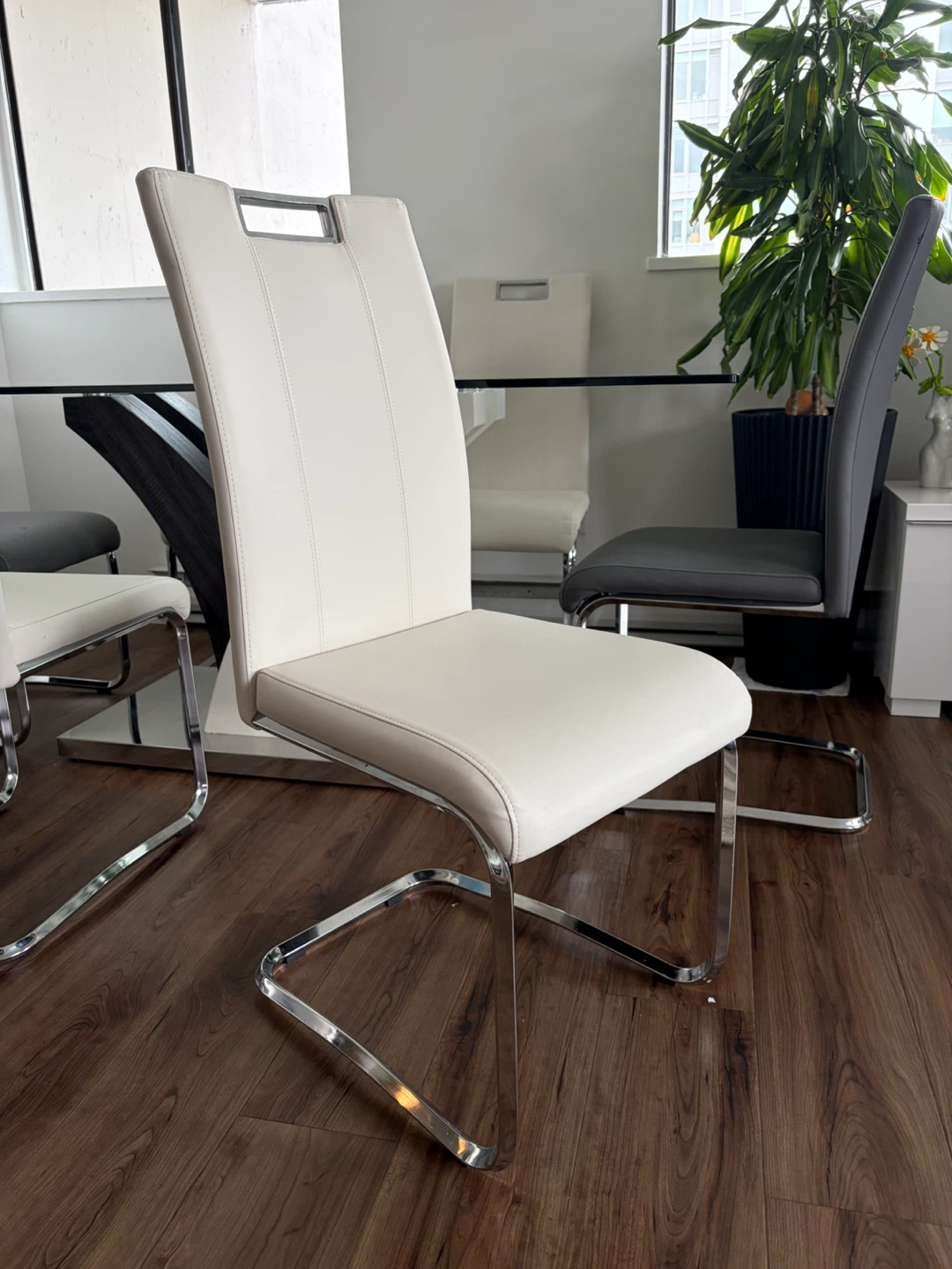 Dining table and set of 6 Dining Chairs - White and Grey Leather - photo 4