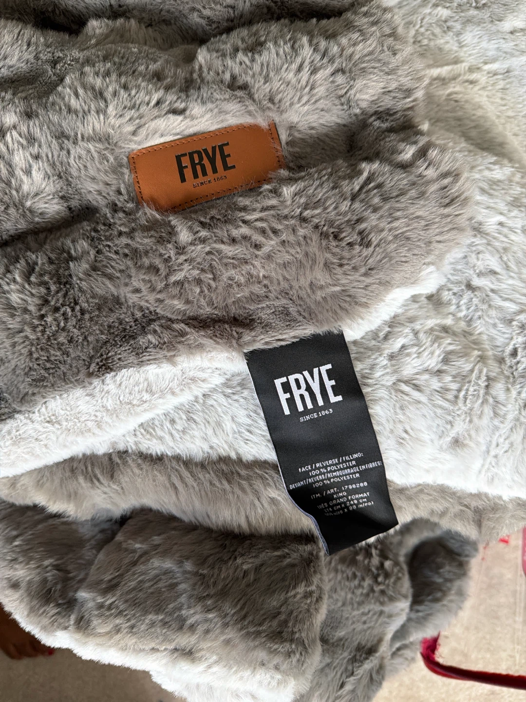FRYE Faux Fur king Blanket - photo 2