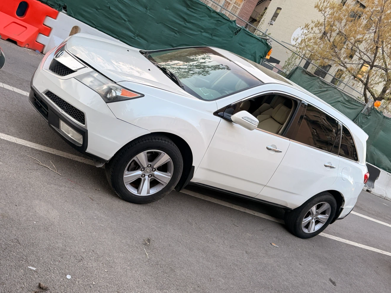 White Acura MDX SUV - photo 3
