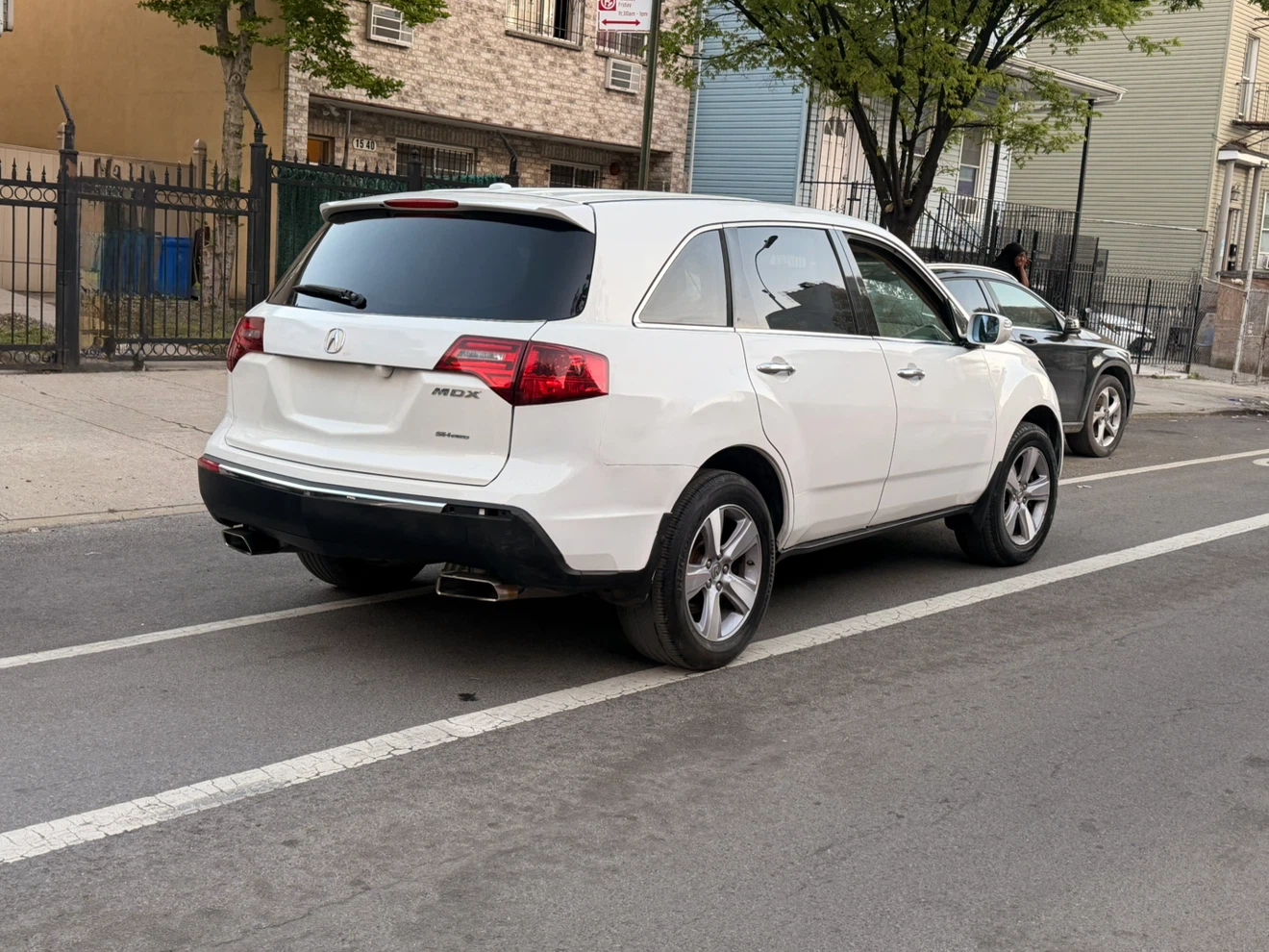 White Acura MDX SUV - photo 4
