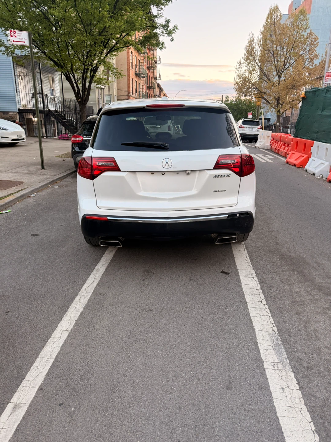 White Acura MDX SUV - photo 5