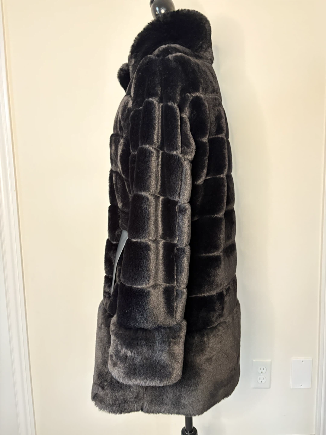 NEW w/o tag! Jones NY women’s Black Faux Fur Coat - photo 2