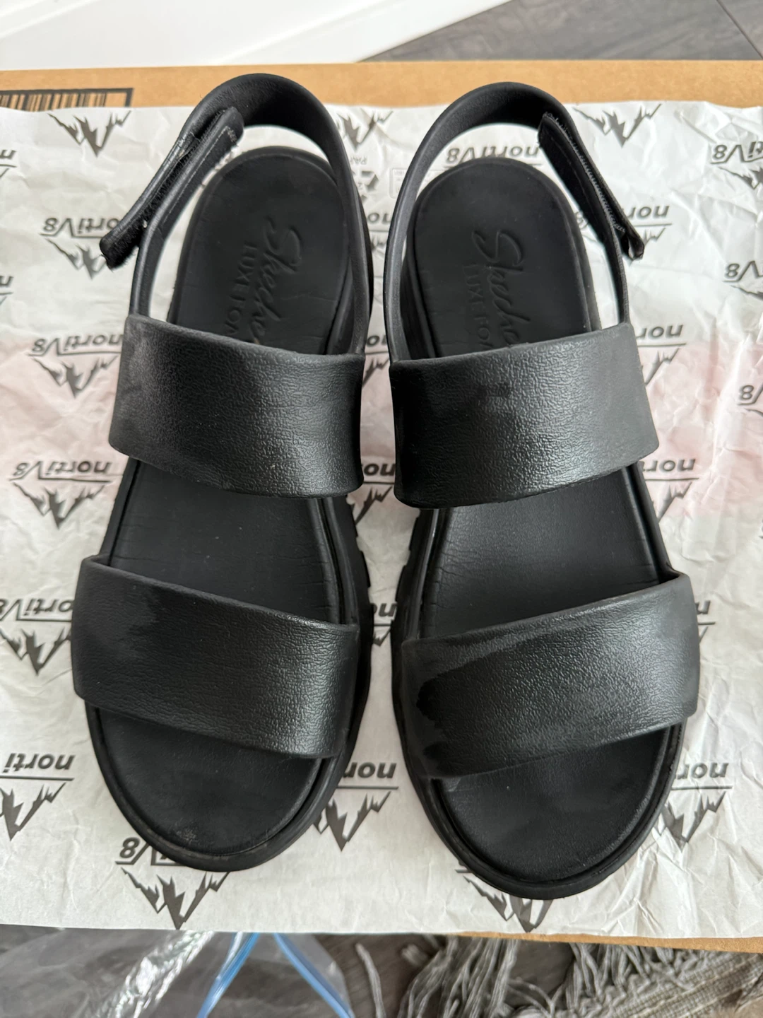 Skechers Women's Black Luxe Foam Sandals size 7 - photo 2
