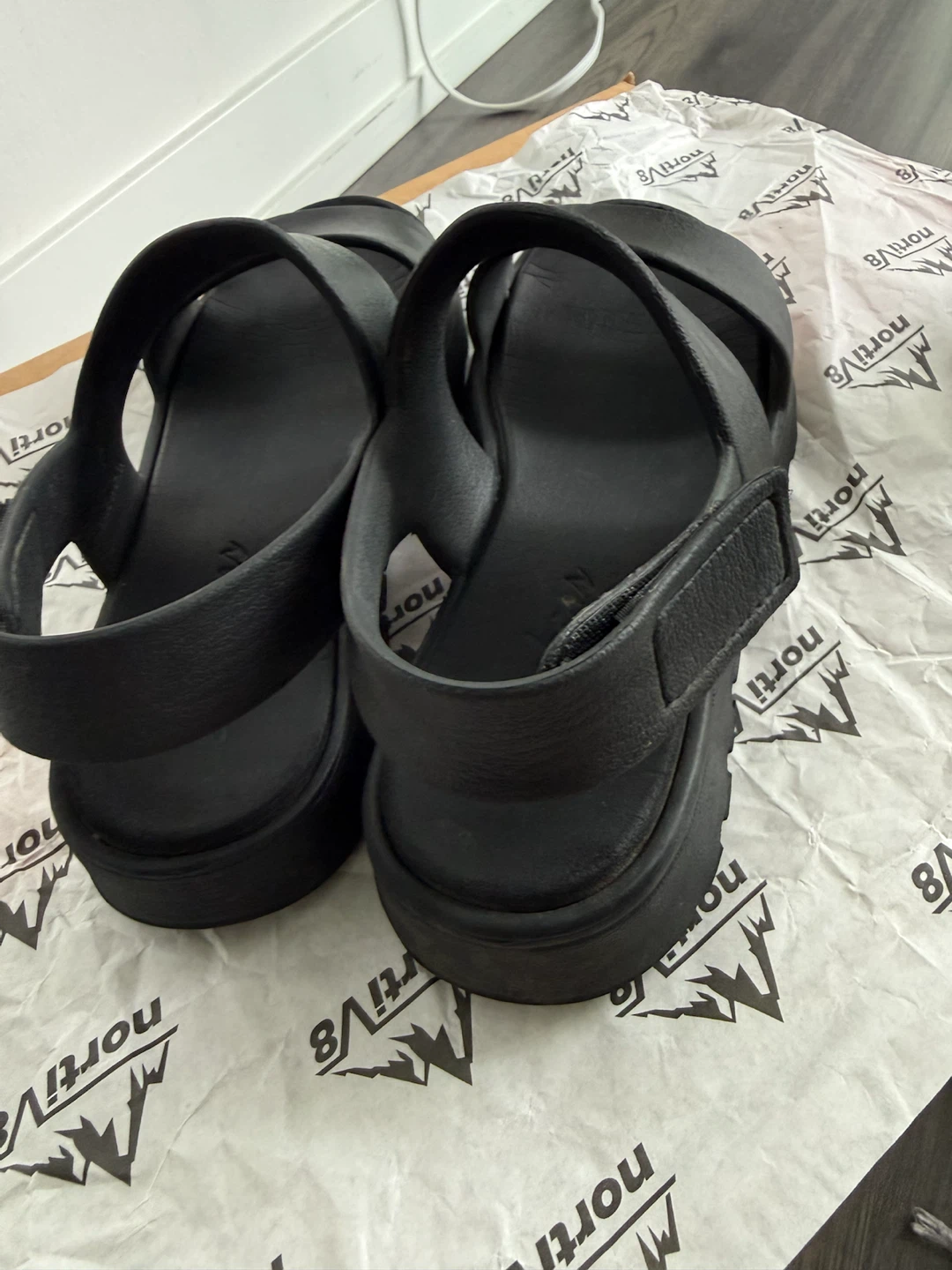 Skechers Women's Black Luxe Foam Sandals size 7 - photo 3
