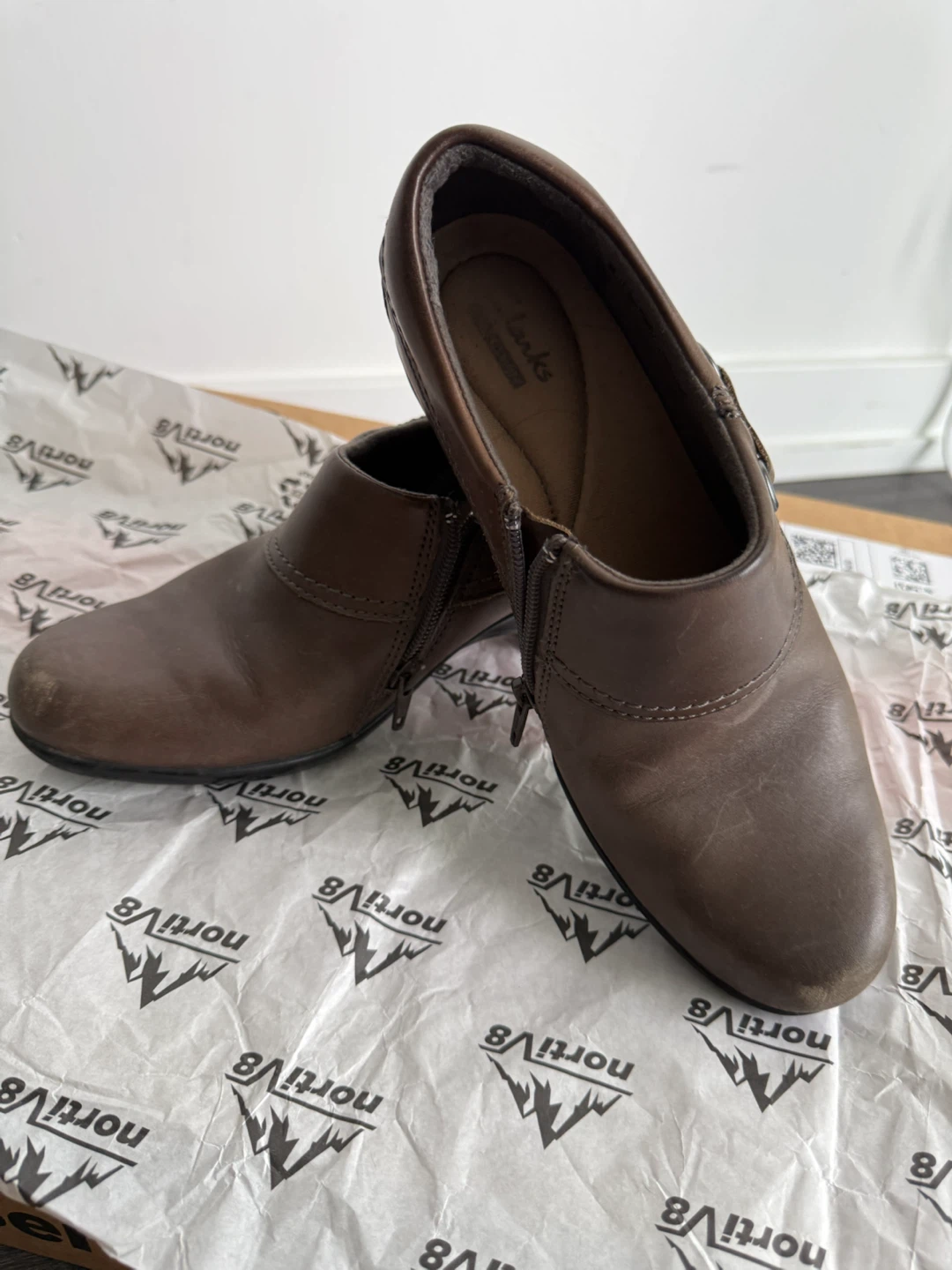 Clarks Brown Leather Ankle Boots - Size 7.5 - photo 2