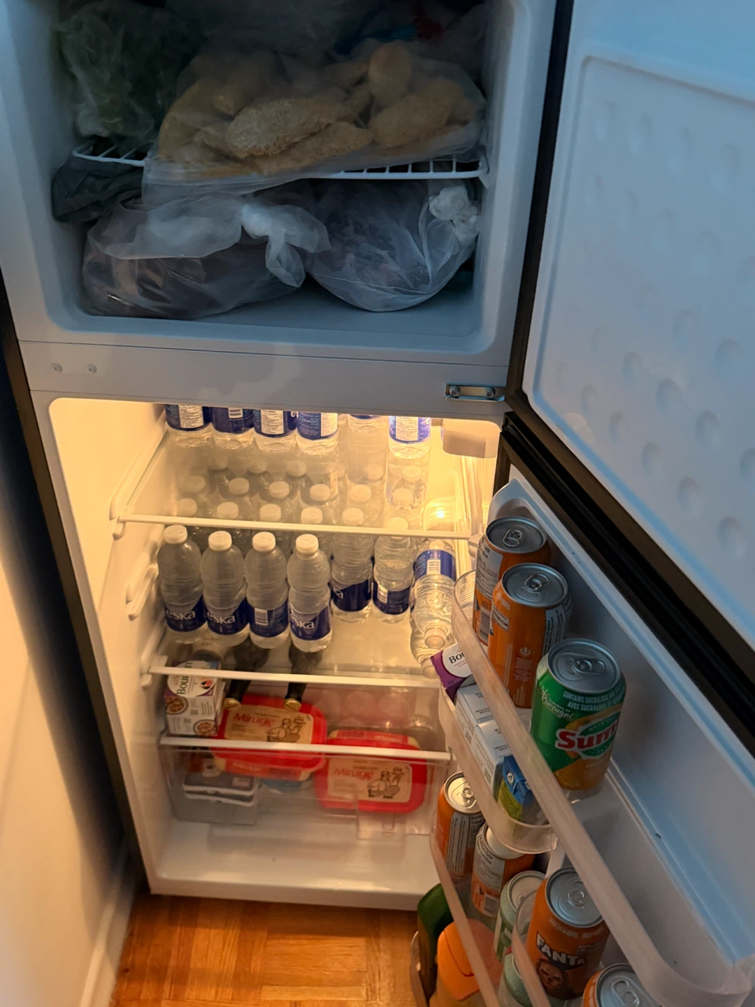 Hamilton Beach Black Mini Fridge & FRIGIDAIRE Fridge - photo 4