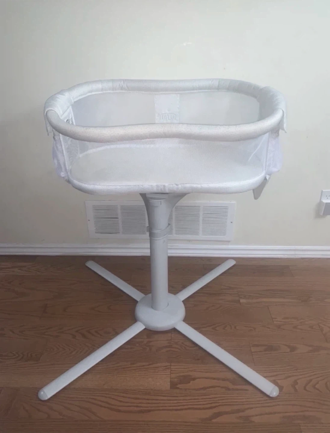 Halo Bassinest Swivel Sleeper — $40 - photo 4
