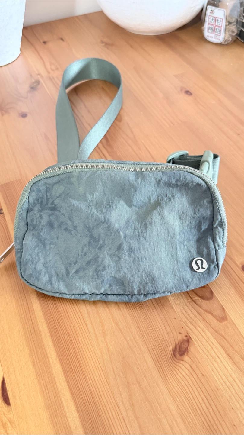 Lululemon Everywhere Belt Bag