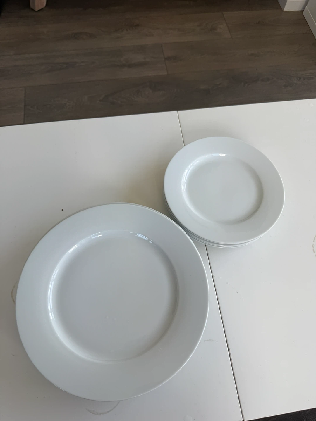 Set of 5 white dinner plates (large & small)