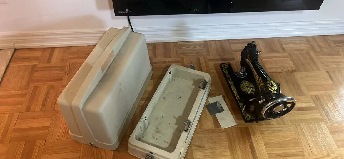 Singer Sewing Machine with Case