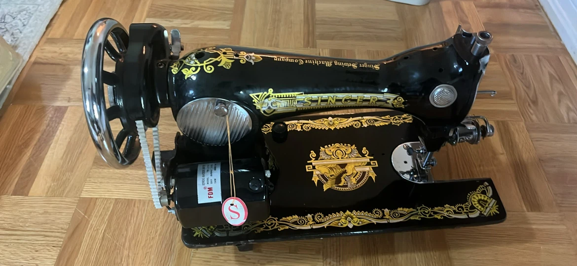 Singer Sewing Machine with Case - photo 4