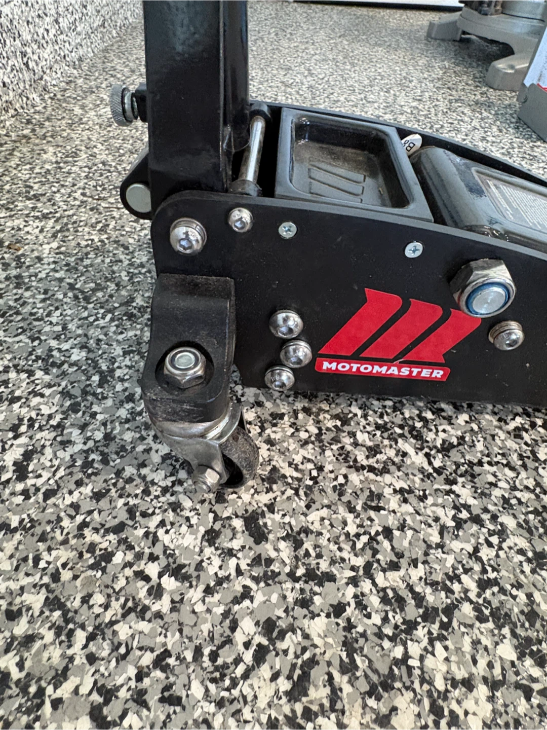 Motomaster low profile 1 1/2 ton floor jack - photo 3