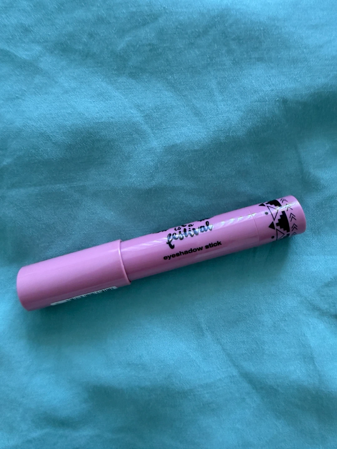 Essence Eyeshadow Stick 02 LIVE, LOVE, LAUGH! - photo 4