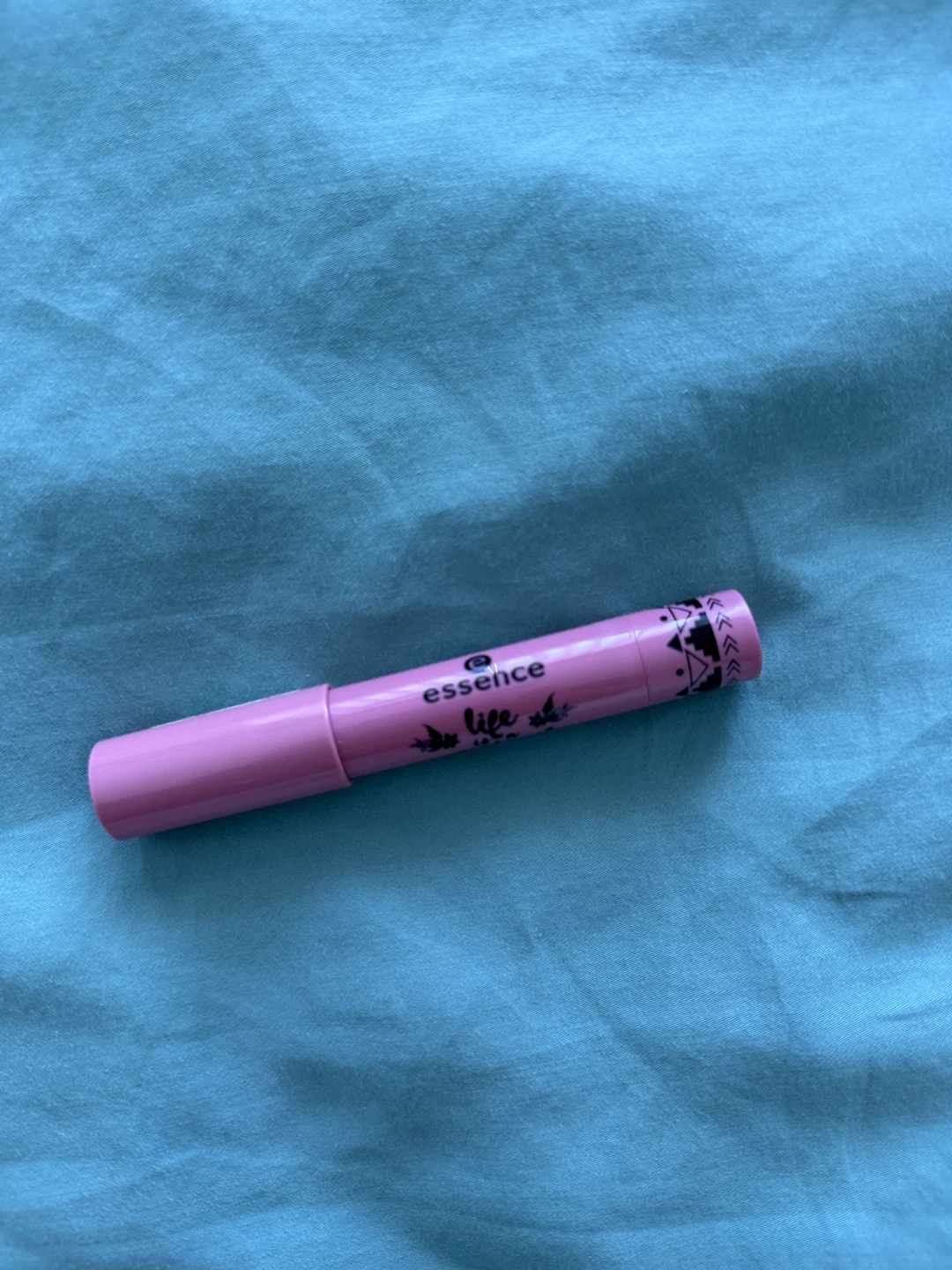 Essence Eyeshadow Stick 02 LIVE, LOVE, LAUGH! - photo 5