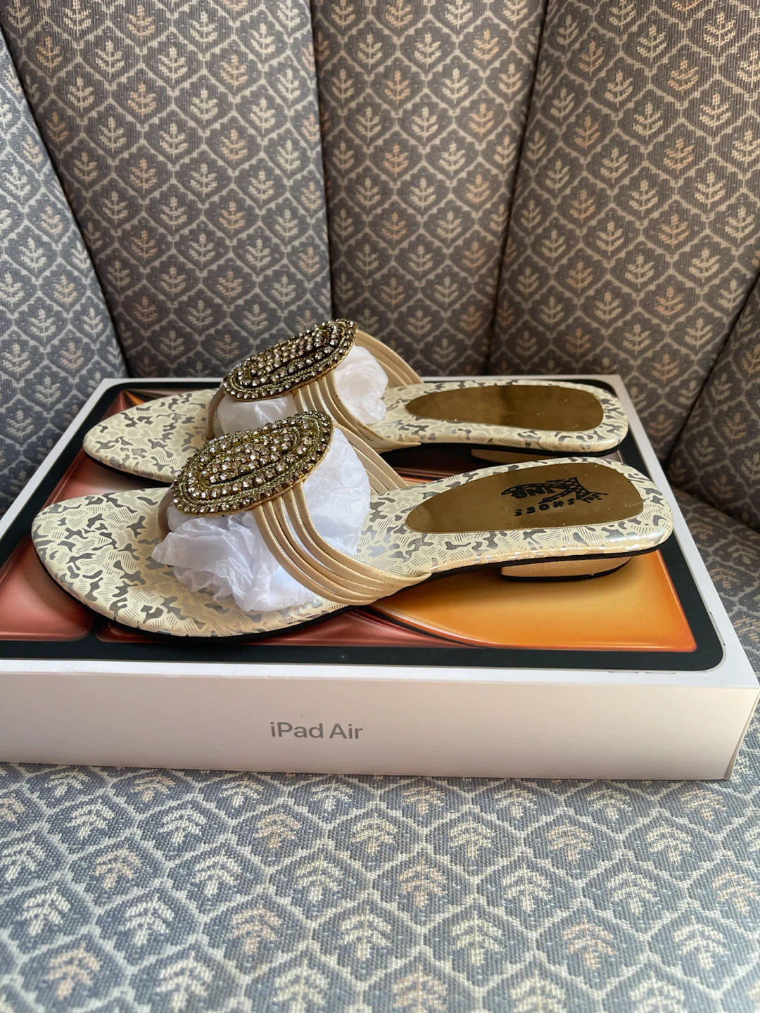 Women's Embellished Flip Flops size 7 - photo 3
