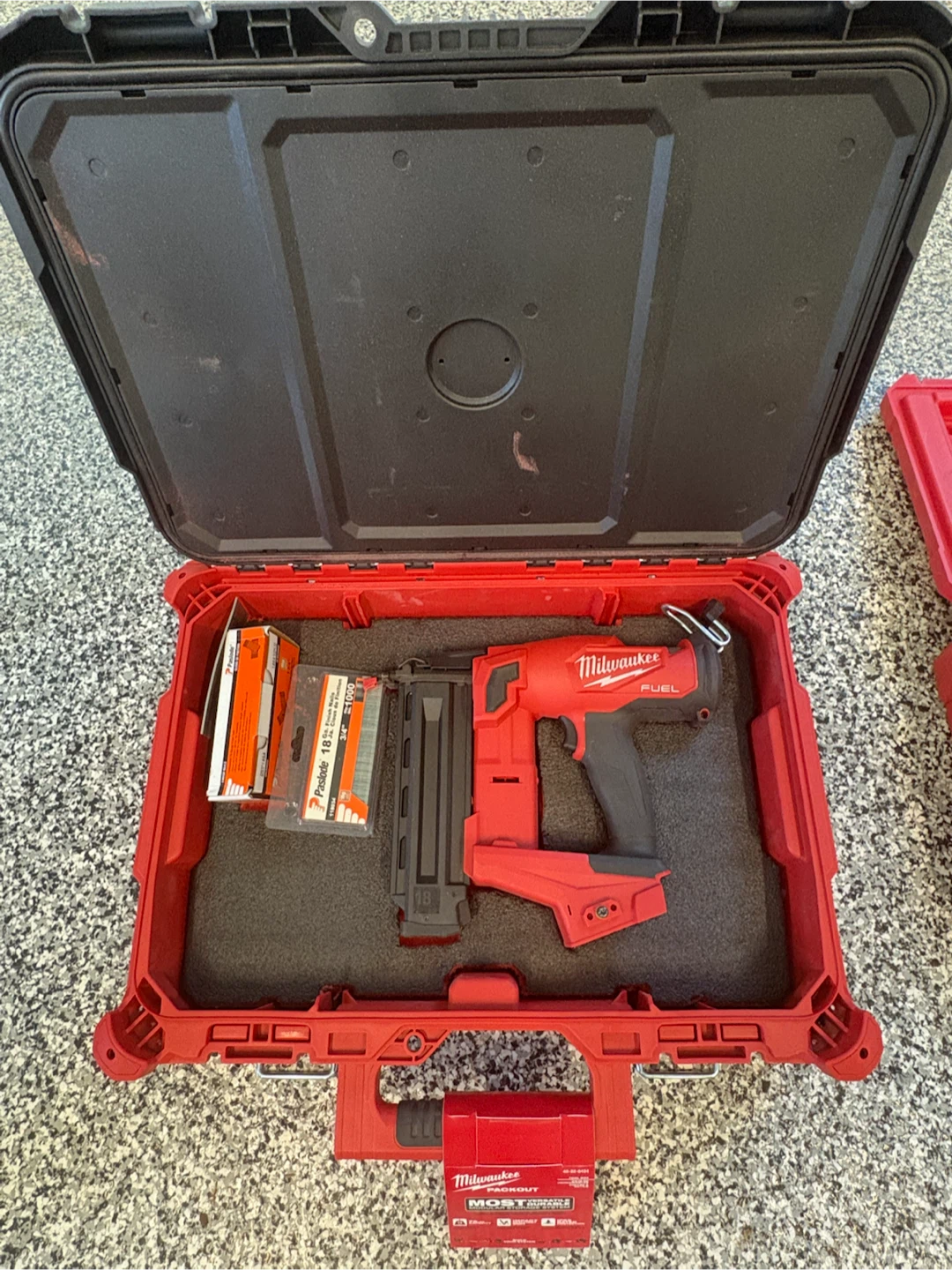 Milwaukee M12 FUEL Brad Nailer Kit