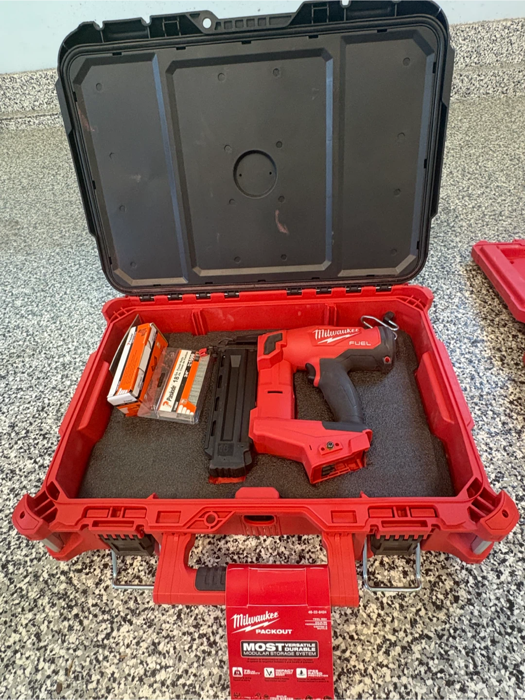Milwaukee M12 FUEL Brad Nailer Kit - photo 2