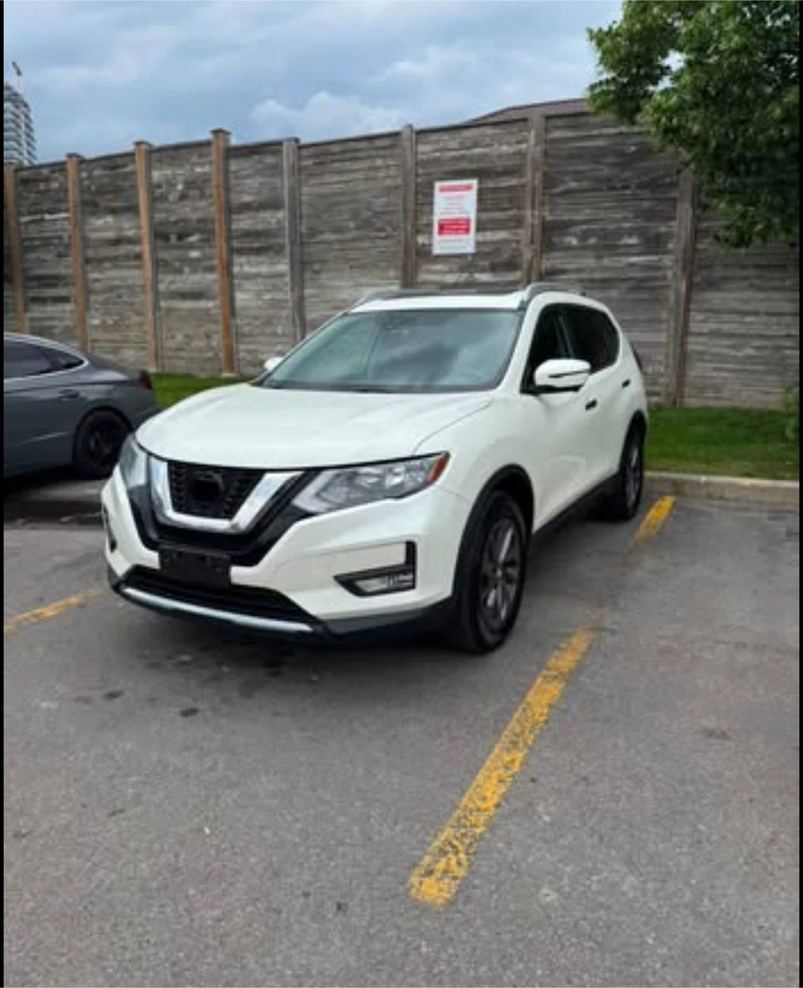 White Nissan Rogue SV AWD