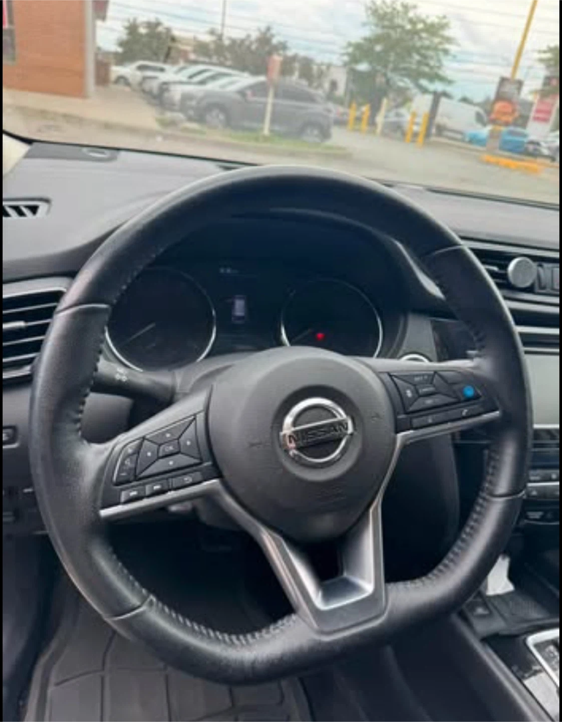 White Nissan Rogue SV AWD - photo 4