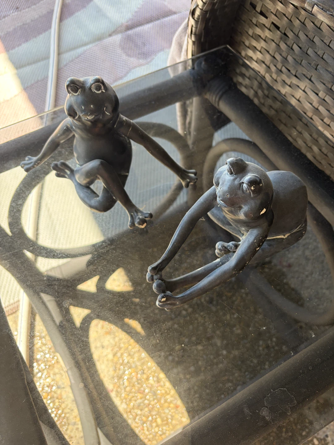 Pair of dark metal frog figurines - photo 2